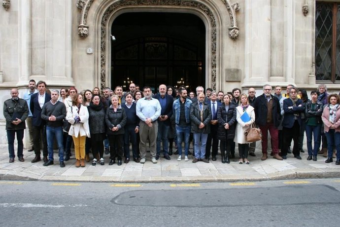 11M.- Polítics De Balears Guarden Un Minut De Silenci En Memria De les Víct