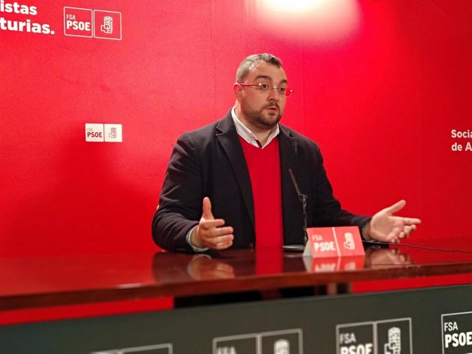 El secretario general de la FSA-PSOE, Adrián Barbón, en rueda de prensa