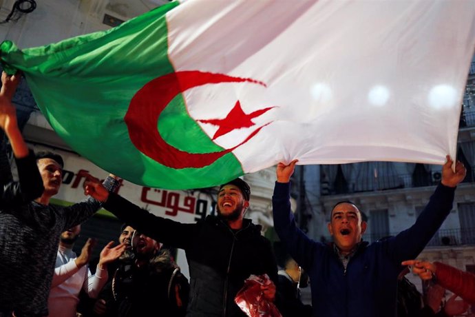 Argelia.- La oposición celebra la renuncia de Buteflika a un quinto mandato, per