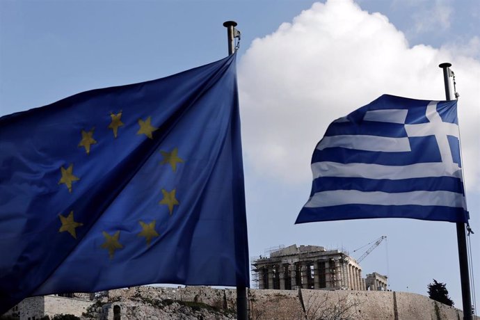 Banderas griega y europea delante del Partenón en Atenas