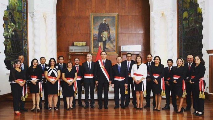 El presidente de Perú juramenta a su nuevo gabinete ministerial con la incorpora