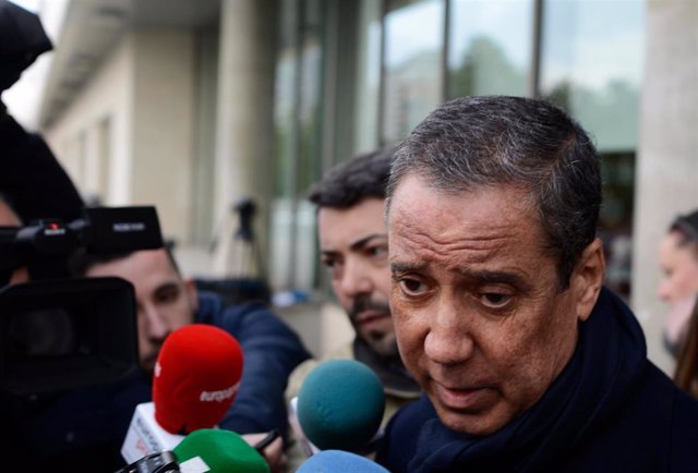 El expresidente de la Generalitat valenciana, Eduardo Zaplana, acude a firmar al