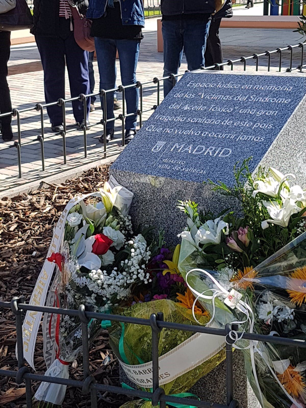 Una plaza en Vallecas homenajea a las víctimas del aceite tóxico 38 años  después de la 