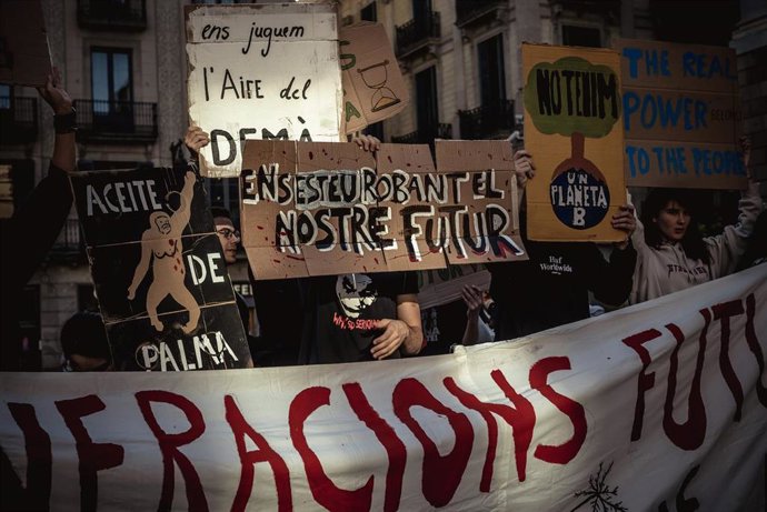 Students strike for better climate protection in Barcelona