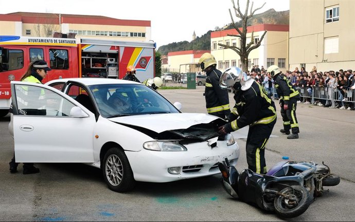 Santander.- Bomberos y Policía Local participan en un simulacro de accidente en 