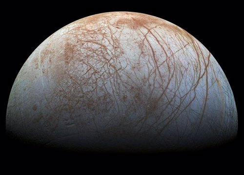 El campo magnético de Júpiter puede estar agitando el océano de Europa