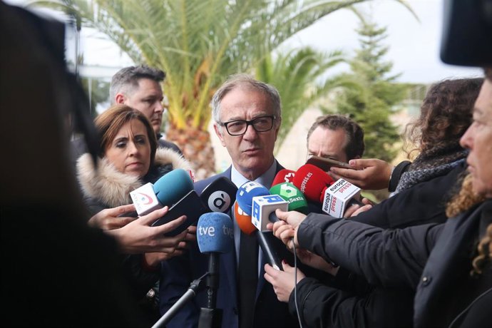 Distintos políticos visitan el Tanatorio de La Paz en Tres Cantos (Madrid) para 