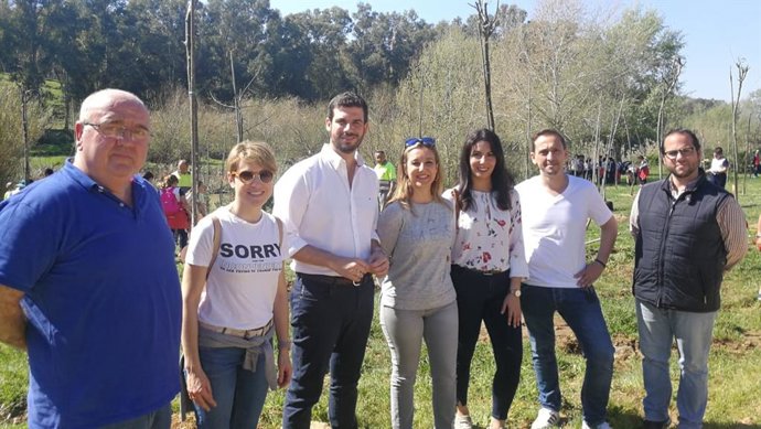 Sevilla.- Escolares de Alcalá de Guadaíra junto al Ayuntamiento realizan una pla