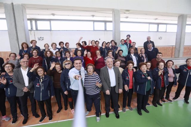 El presidente de Diputación con alumnos de los talleres de envejecimiento activo
