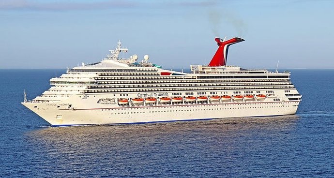 Cádiz.- El crucero 'Carnival Triumph' arriba en los astilleros de Cádiz para ser