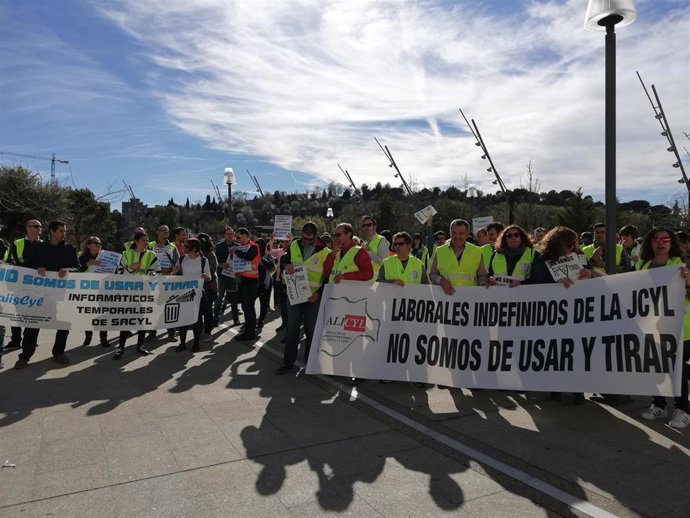 Los laborales indefinidos acusan a la Junta de querer "lucir" una oferta de empl