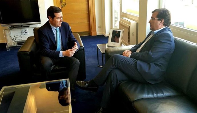 Vara aborda en una reunión en Madrid con la CEOE y la Creex aspectos para "favor