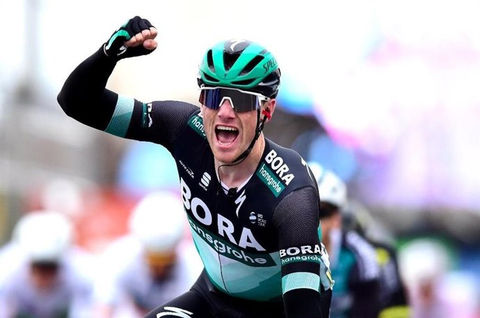 Ciclismo.- Bennett (Bora) rompe la racha de Groenewegen en la París-Niza