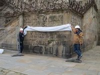 La Catedral de Santiago estudia el método "menos agresivo" para limpiar las pintadas "cuanto antes"