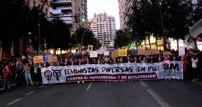 8M.- Miles De Mujeres Se Echan A La Calle En Murcia Bajo El Lema #Vivaslibresuni