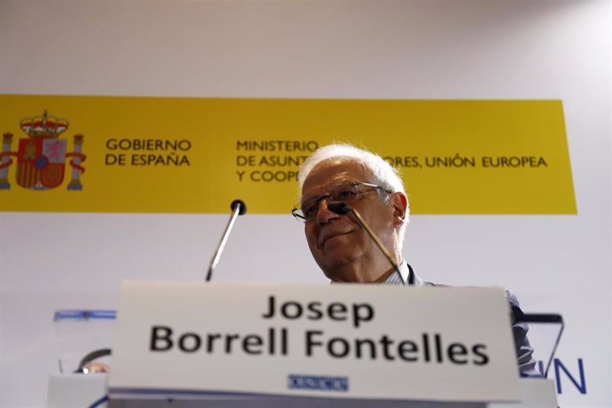 En Málaga, el ministro de Asuntos Exteriores de España, Josep Borrell; el minist