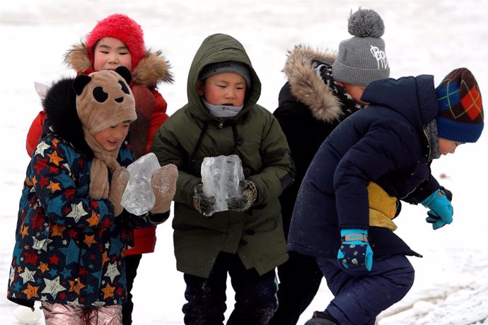 Niños chinos en el festival de hielo de Harbin
