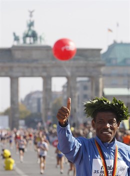 Haile Gebrselassie bate su propio récord del mundo de maratón