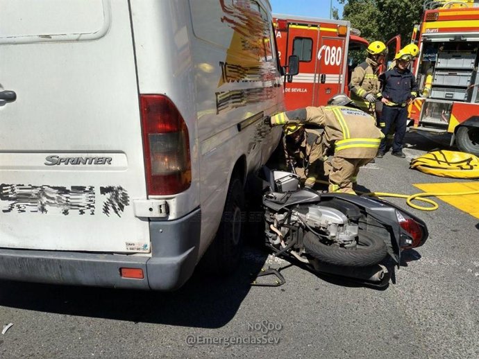 Sevilla.- Sucesos.- Hospitalizado un motorista tras colisionar con una furgoneta