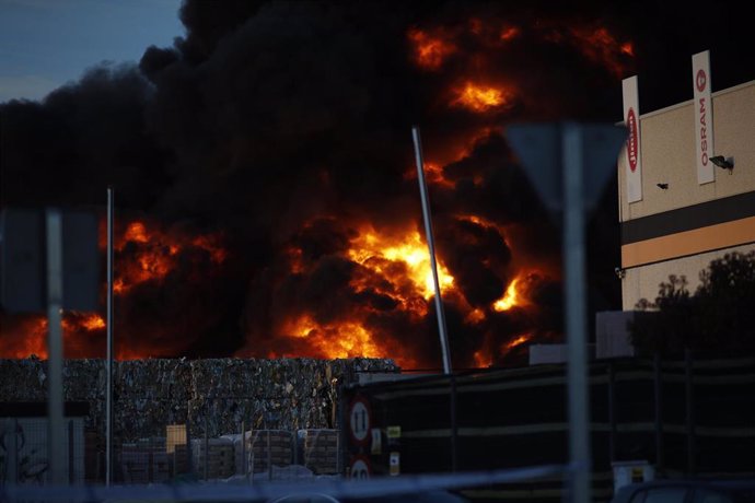 Incendio en una nave de reciclaje de papel en Alcorcón  