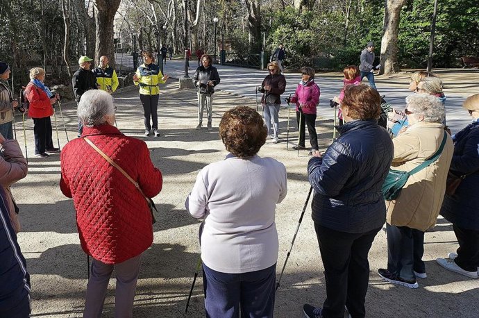 Más de 200 mayores de Valladolid se inician en marcha nórdica en los parques de 