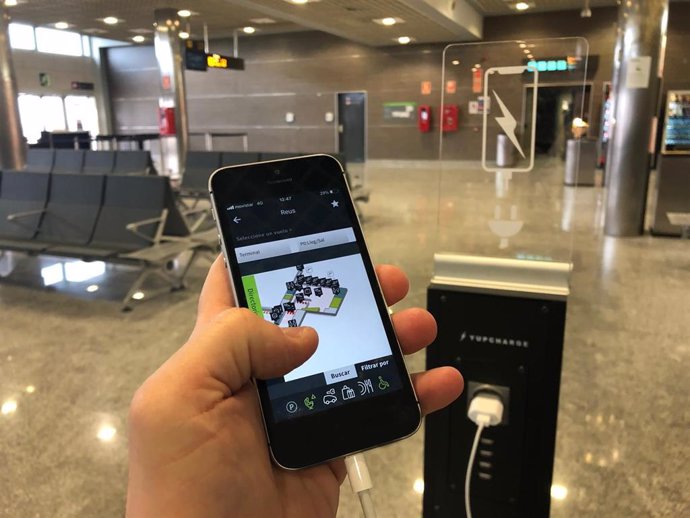 El Aeropuerto de Reus instala diez puntos de recarga para móviles en sus termina