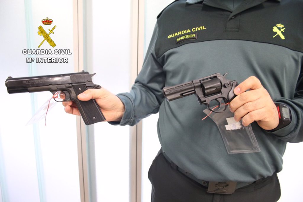 La Guardia Civil Expidió 1.390 Licencias De Arma Corta, Pistolas Y ...