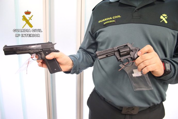 Guardia Civil con pistolas 