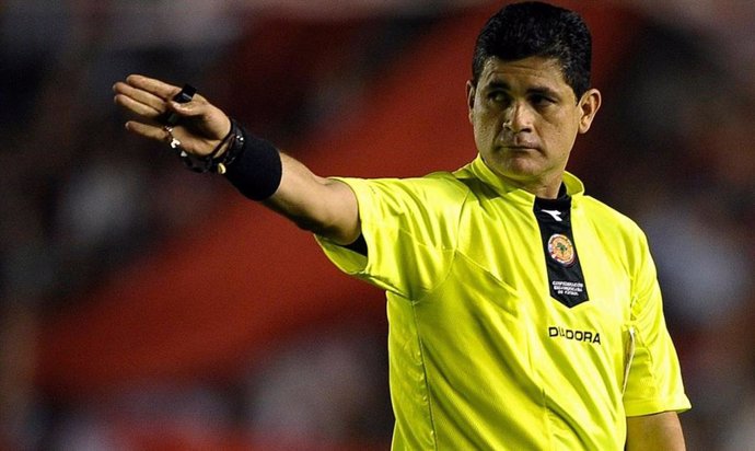 Cuatro árbitros colombianos denuncian al exárbitro de la FIFA Óscar Ruiz por aco