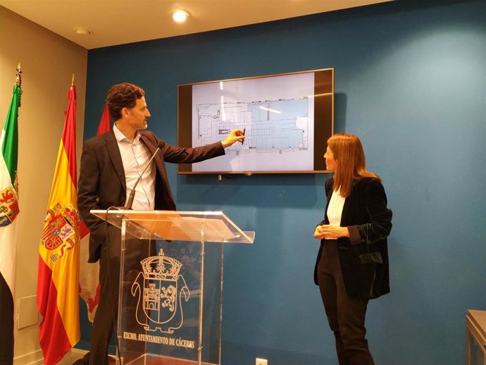 El centro comercial Ruta de la Plata de Cáceres afronta una reforma con ocho mil