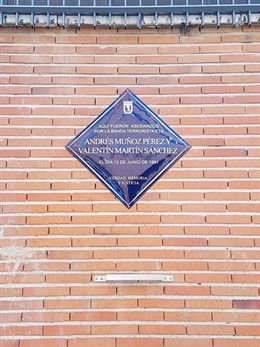 Una placa recuerda a los TEDAX asesinados en Vallecas por ETA con "un acto de ju