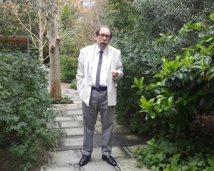 ngel Casas 'redebuta' como escriptor con un libro de relatos