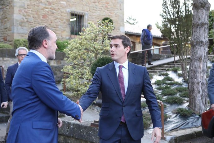 Rivera y Esparza, firman el acuerdo por el que Cs y UPN concurrirán conjuntament