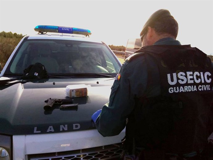Granada.- Sucesos.- Dos detenidos tras arrojar una pistola desde un coche en un 