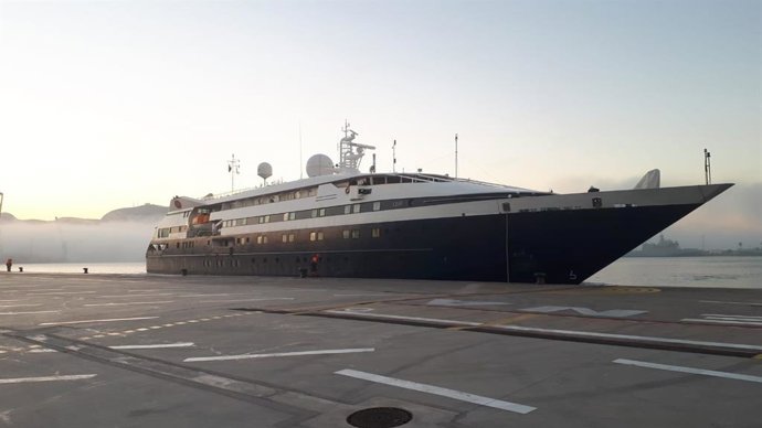 'Clio', el barco de cruceros con forma de mega-yate, recala en Cartagena