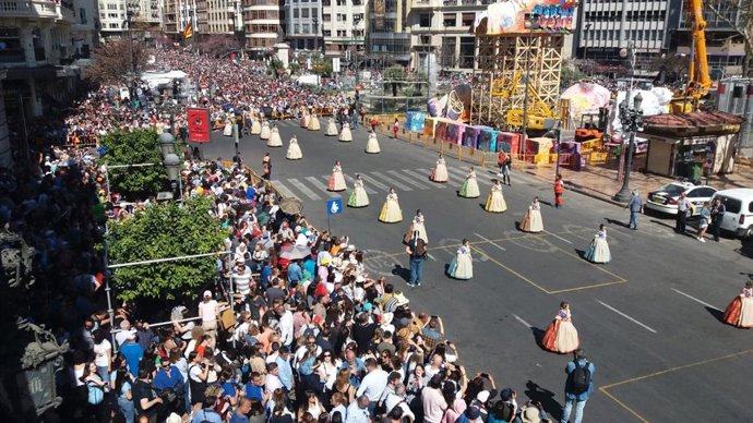 Fallas.- Los Hermanos Caballer forman una 'senyera' de humo y colores en la atro