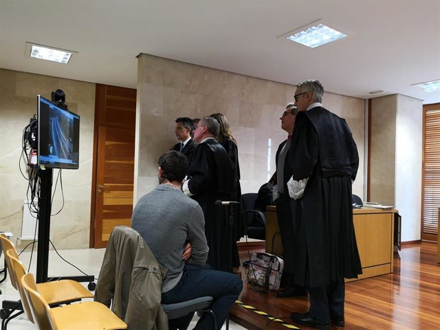 El acusado del incendio de Ribeira asegura que solo colaboró "cargando agua" y a