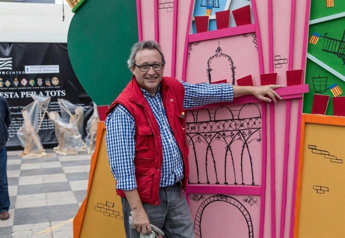 Fallas.- El artista fallero Juanjo García, herido en la plant del monumento de 