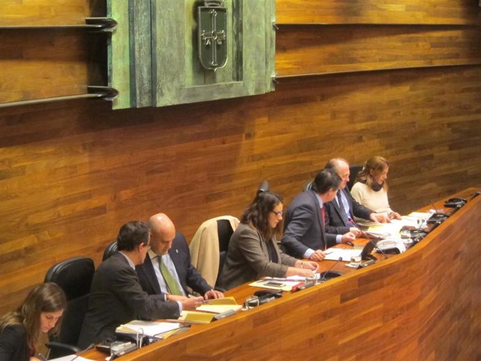 Nueva composición de la Mesa de la Cámara en la Junta General, con Pedro Leal