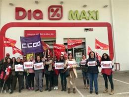 Los trabajadores de Dia se concentran en el supermercado de Inca para exigir la 