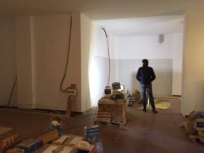 Foto nuestra, el alcalde de Soria Carlos Martínez visitando uno de los locales