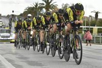 Mitchelton-Scott gana una accidentada crono inaugural de la Tirreno Adriático y Hepburn se coloca líder
