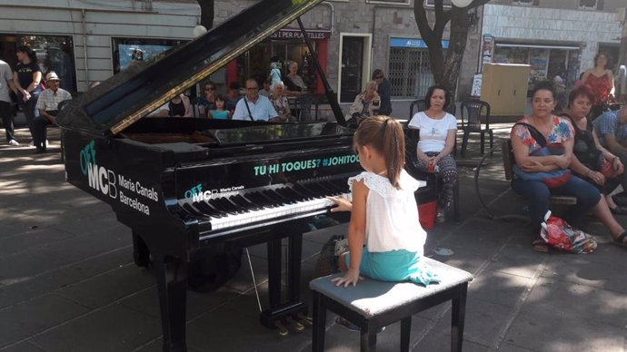 Les places de Barcelona s'omplen de pianos de cua per a afeccionats i profesion