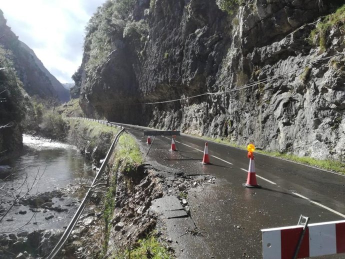 Un carril de la carretera Puente Los Grazos-Beleño, cortado al tráfico por un hu