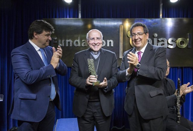 Huelva.- Cajasol.- El obispo José Vilaplana recibe el I Premio Gota a Gota de la