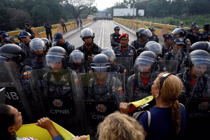 Manifestación de la oposición en el Puente Simón Bolívar