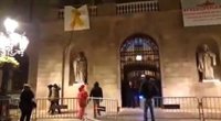 El Ayuntamiento de Barcelona vuelve a colgar el lazo amarillo en su fachada