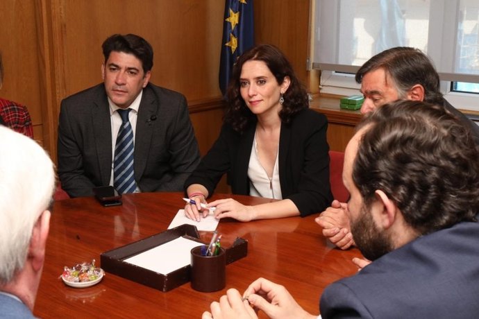 Díaz Ayuso usa el coche del PP de la Asamblea para actos electorales porque lo p