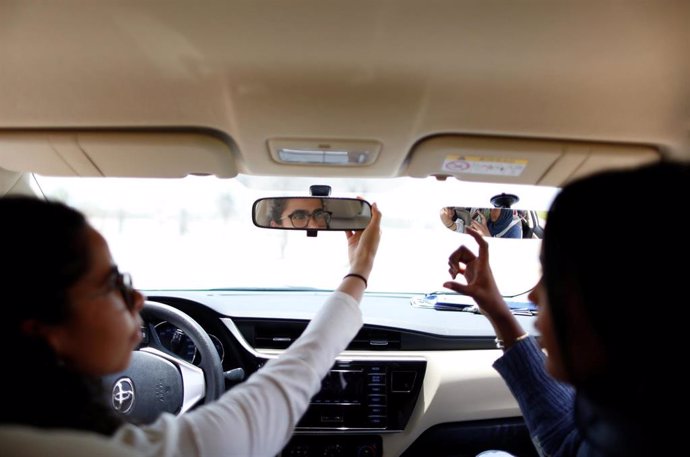 Una alumna de autoescuela durante las prácticas