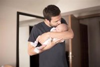 Más de 3.000 personas piden al Gobierno que el permiso de paternidad de ocho semanas sea retroactivo al 1 de marzo